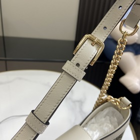Новинка Маленькая сумка через плечо из серии Padlock. Эта маленьк