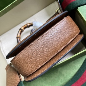 Мини-сумка Gucci Bamboo 1947 из серии Bamboo — это классический э