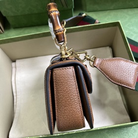 Мини-сумка Gucci Bamboo 1947 из серии Bamboo — это классический э