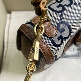 Мини-сумка Gucci Bamboo 1947 из серии Bamboo — это классический э