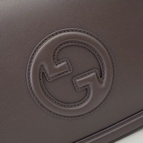 Новая модель Средняя сумка из серии Gucci Blondie Новая сумка из 