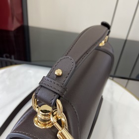 Новая модель Средняя сумка из серии Gucci Blondie Новая сумка из 