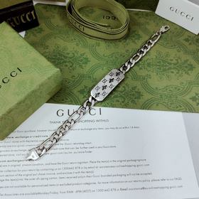 Два классических элемента с гравировкой： логотип Gucci с пчелой и