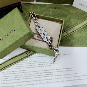 Два классических элемента с гравировкой： логотип Gucci с пчелой и