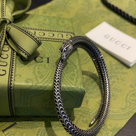 Gucci Змеевидный браслет из чистого серебра с изящной гравировкой