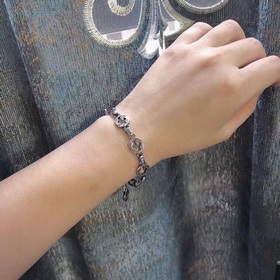 Браслет Gucci с двойным G в стиле ретро Модель, которую носят мно