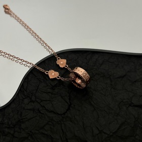 Браслет Gucci, яркая огранка делает поверхность очень блестящей, 