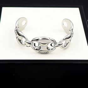 Большой браслет Gucci C-shaped с надписью Gucci, выполненной от р