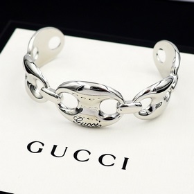 Большой браслет Gucci C-shaped с надписью Gucci, выполненной от р