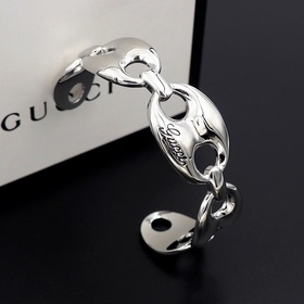 Большой браслет Gucci C-shaped с надписью Gucci, выполненной от р