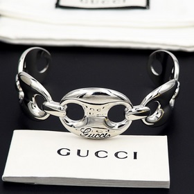 Большой браслет Gucci C-shaped с надписью Gucci, выполненной от р