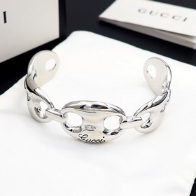 Большой браслет Gucci C-shaped с надписью Gucci, выполненной от р