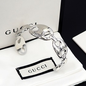 Большой браслет Gucci C-shaped с надписью Gucci, выполненной от р