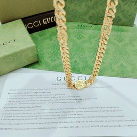 Это колье Gucci с застежкой виде конской уздечки выполнено в золо