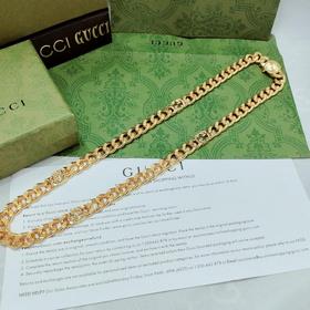 Это колье Gucci с застежкой виде конской уздечки выполнено в золо