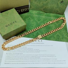 Это колье Gucci с застежкой виде конской уздечки выполнено в золо