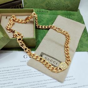 Это колье Gucci с застежкой виде конской уздечки выполнено в золо