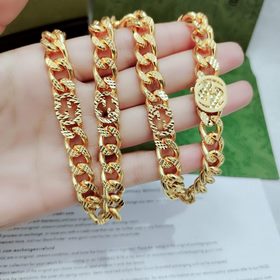 Это колье Gucci с застежкой виде конской уздечки выполнено в золо