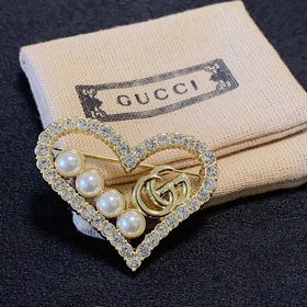 Ретро-брошь Gucci с бриллиантами жемчугом в форме сердца — это ук