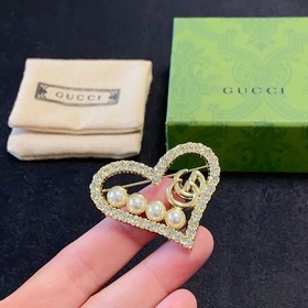 Ретро-брошь Gucci с бриллиантами жемчугом в форме сердца — это ук