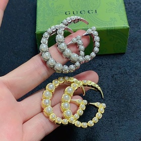 Новая брошь Gucci с двойной буквой G из жемчуга и серебра – это у