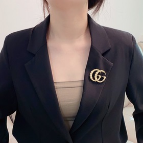 Новая брошь Gucci с двойной буквой G из жемчуга и серебра – это у