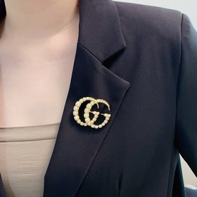 Новая брошь Gucci с двойной буквой G из жемчуга и серебра – это у