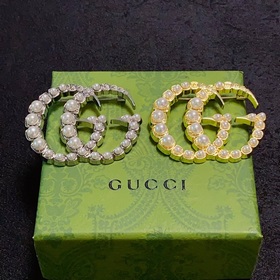 Новая брошь Gucci с двойной буквой G из жемчуга и серебра – это у