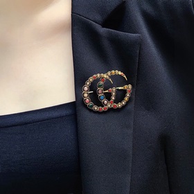 Новые броши Gucci с ретро-бриллиантами, представленные в магазина