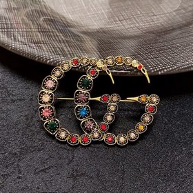 Новые броши Gucci с ретро-бриллиантами, представленные в магазина