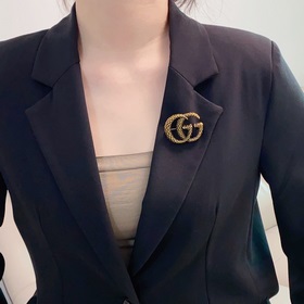 Новая ретро-брошь Gucci с двойным G виде колоса пшеницы – это укр