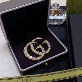 Ретро-брошь Gucci, полностью инкрустированная бриллиантами, являе