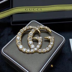 Ретро-брошь Gucci, полностью инкрустированная бриллиантами, являе