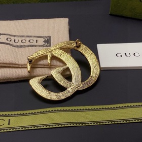 Ретро-брошь Gucci, полностью инкрустированная бриллиантами, являе