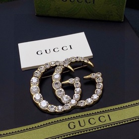Ретро-брошь Gucci, полностью инкрустированная бриллиантами, являе