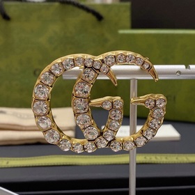 Ретро-брошь Gucci, полностью инкрустированная бриллиантами, являе