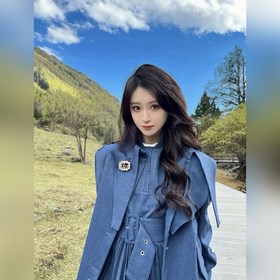 Новая брошь Gucci, очень красивая, с блестящими стразами эффектом