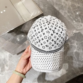 Louis Vuitton LV — это модель, которую можно носить в течение мно