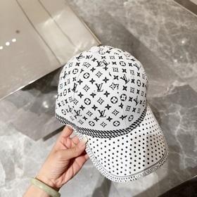 Louis Vuitton LV — это модель, которую можно носить в течение мно