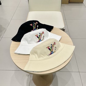 LV Tyer выпустила совместную коллекцию двусторонних кепок в стиле