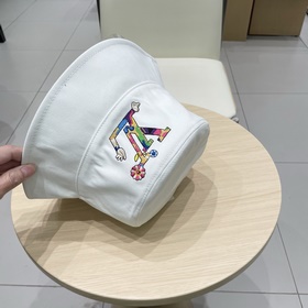LV Tyer выпустила совместную коллекцию двусторонних кепок в стиле