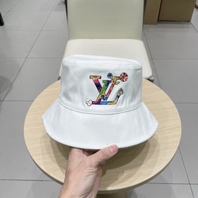 LV Tyer выпустила совместную коллекцию двусторонних кепок в стиле
