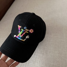 LV Louis Vuitton оригинальная вышитая бейсболка. Легкая и дышащая