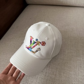LV Louis Vuitton оригинальная вышитая бейсболка. Легкая и дышащая