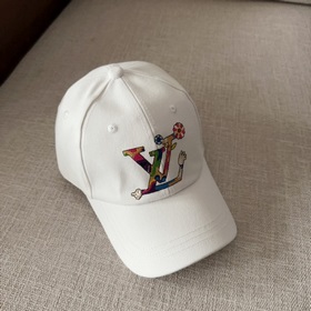 LV Louis Vuitton оригинальная вышитая бейсболка. Легкая и дышащая