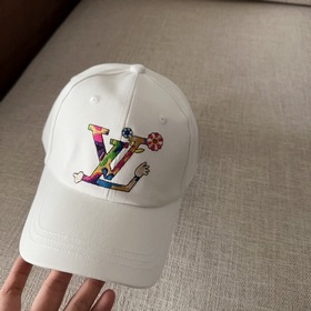 LV Louis Vuitton оригинальная вышитая бейсболка. Легкая и дышащая