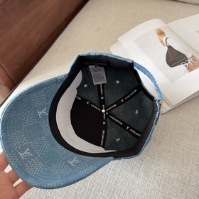 LV Louis Vuitton оригинальная вышитая бейсболка. Легкая и дышащая