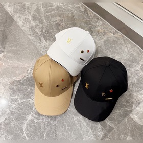 Louis Vuitton LV — это модель, которую можно носить в течение мно