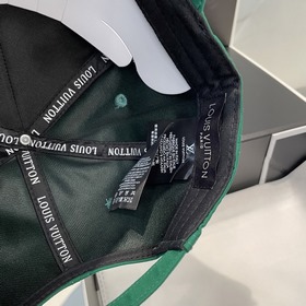 LV Louis Vuitton бейсболка, популярная модель в магазинах. Внутре