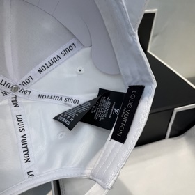 LV Louis Vuitton бейсболка, популярная модель в магазинах. Внутре